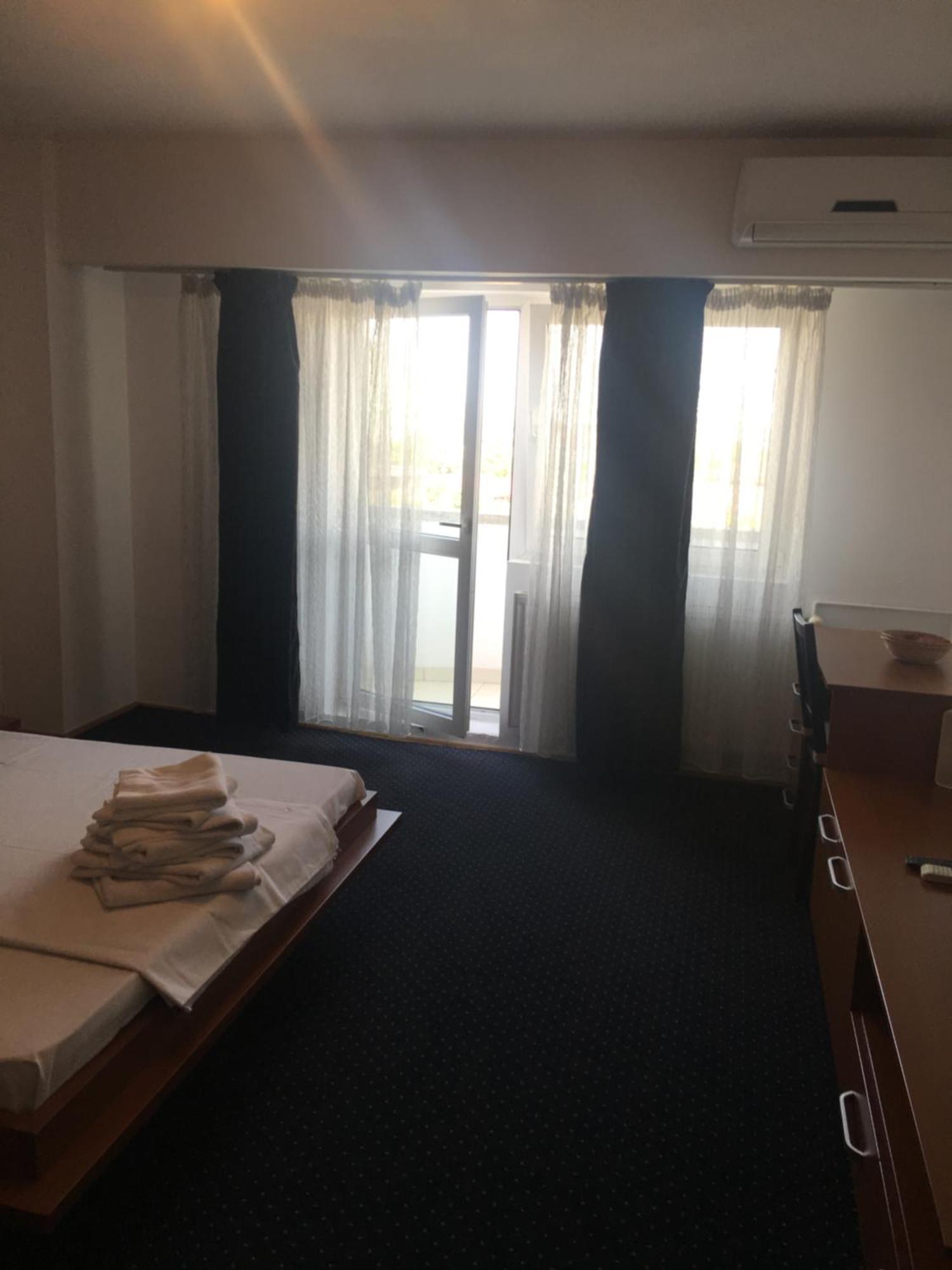 Alba Iulia Square - Apartments And Studios Bukarest Eksteriør billede